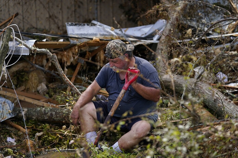 Bradley Beard descansa no sábado (29) após trabalhar nos escombros de sua casa em Hackberry, Louisiana, derrubada pelo furacão Laura — Foto: Gerald Herbert/AP Photo