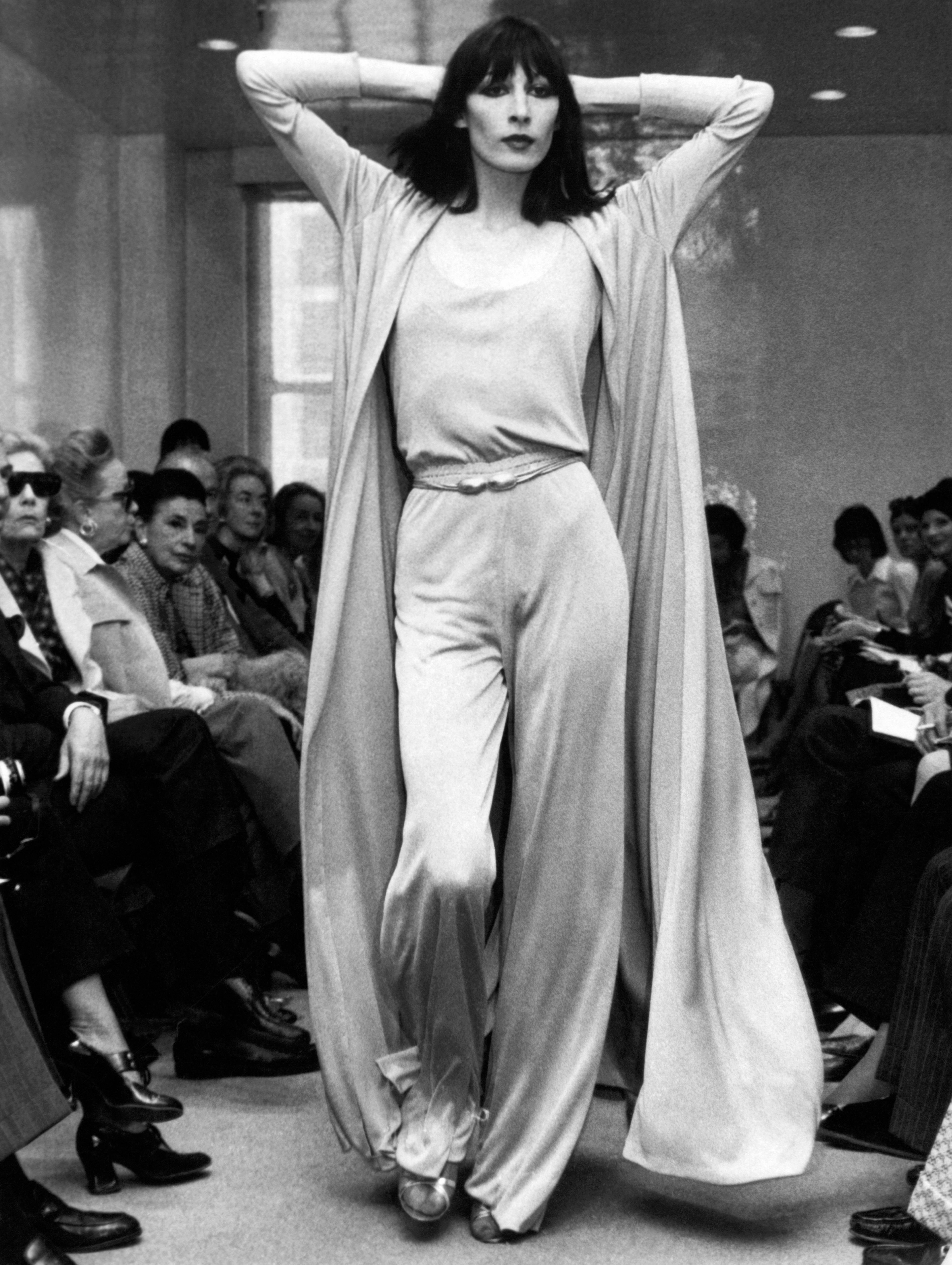 Angelica Huston, vestindo Halston Originals em Nova York, 1972 (Foto:  Underwood Archives/Getty Images)