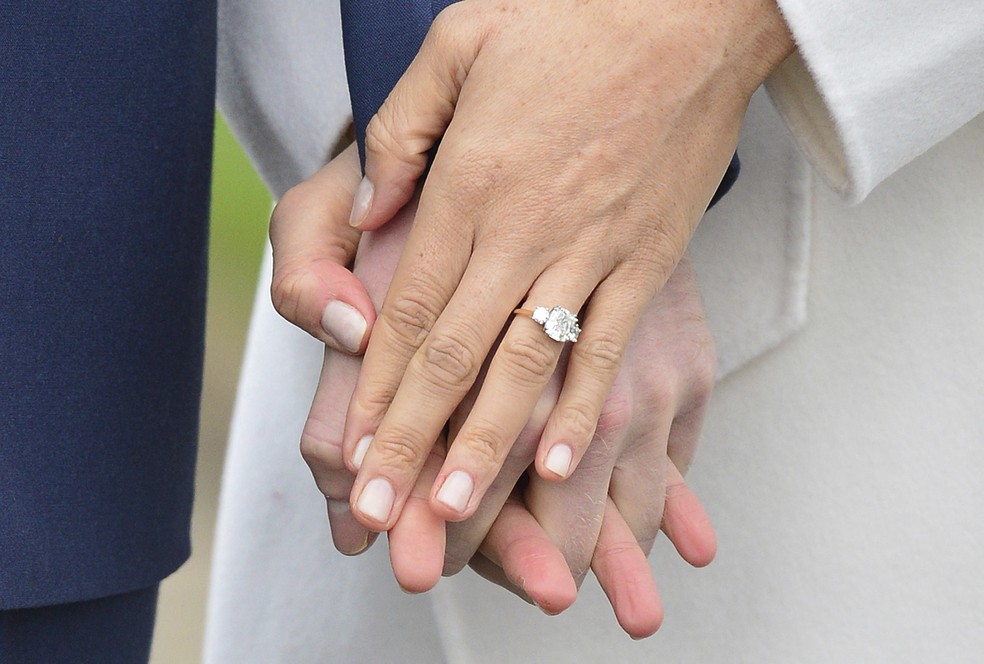 O anel de noivado de Meghan foi desenhado por Harry, usando um diamante que era da princesa Diana e um que ele comprou na África, onde o casal passou férias (Foto: Dominic Lipinski/PA via AP)
