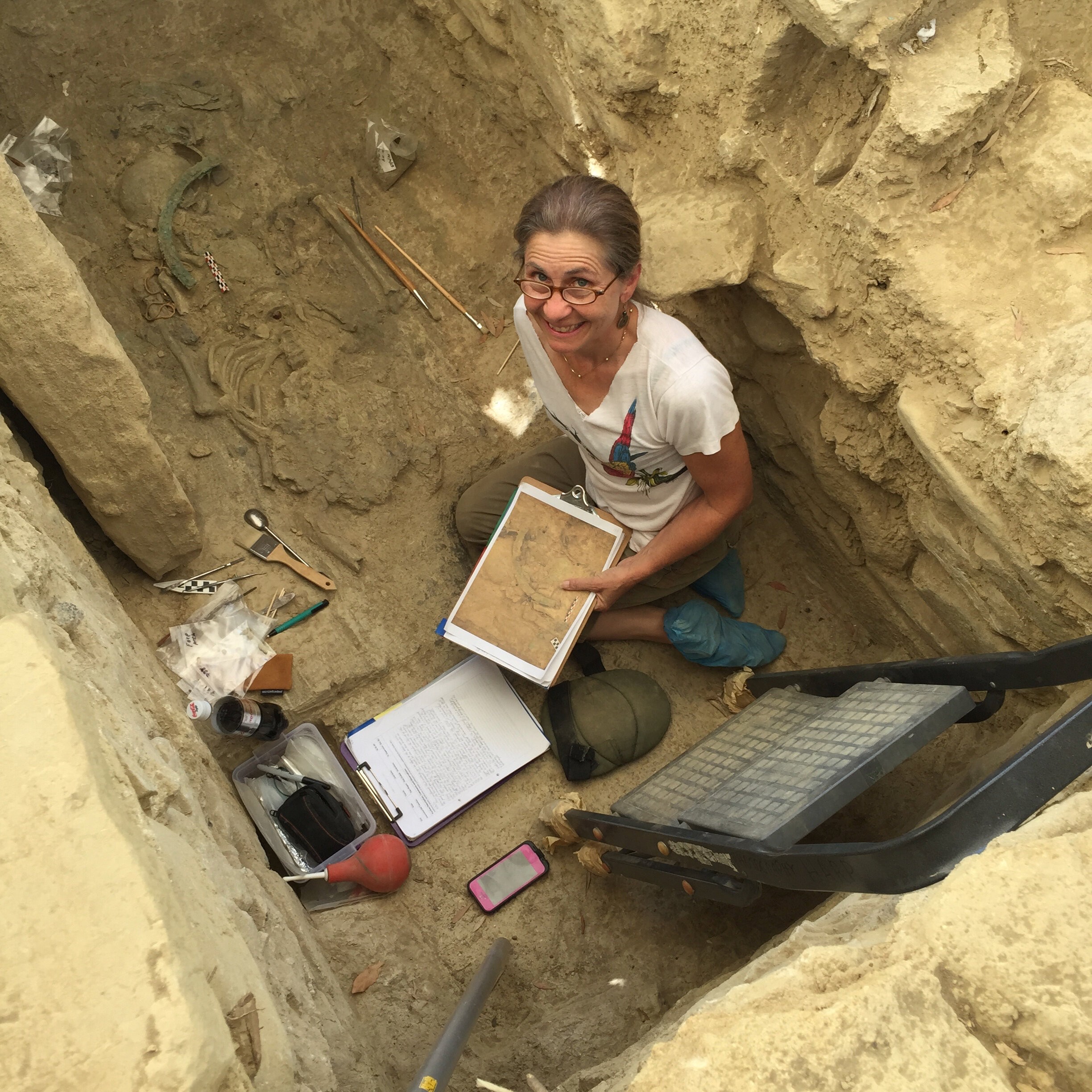 Sharon Stocker supervisiona a escavação da tumba do guerreiro Griffin em Pylos, Grécia  (Foto: Jack Davis/UC Classics)