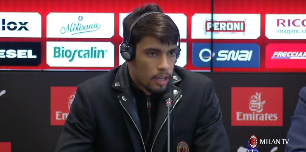 Lucas PaquetÃ¡ durante a sua apresentaÃ§Ã£o como jogador do Milan â Foto: DivulgaÃ§Ã£o / Milan