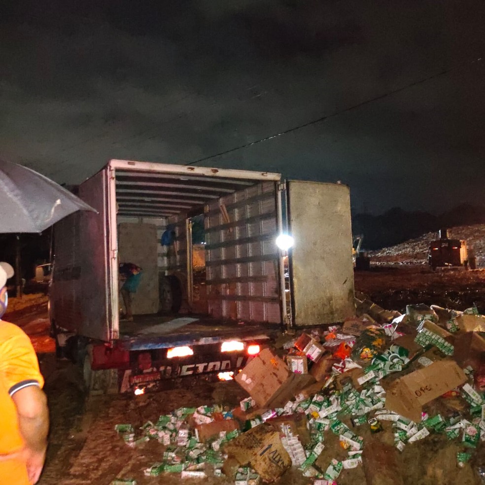 Material apreendido pela vigilância sanitária em Manaus é descartado em aterro sanitário — Foto: Divulgação