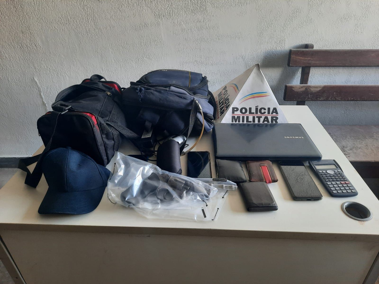 Trio armado atira em carro e assalta vítimas em Uberaba