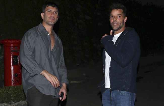 Ricky Martin e Jwan Yosef saem de festa de Halloween (Foto: NEMO / BACKGRID)
