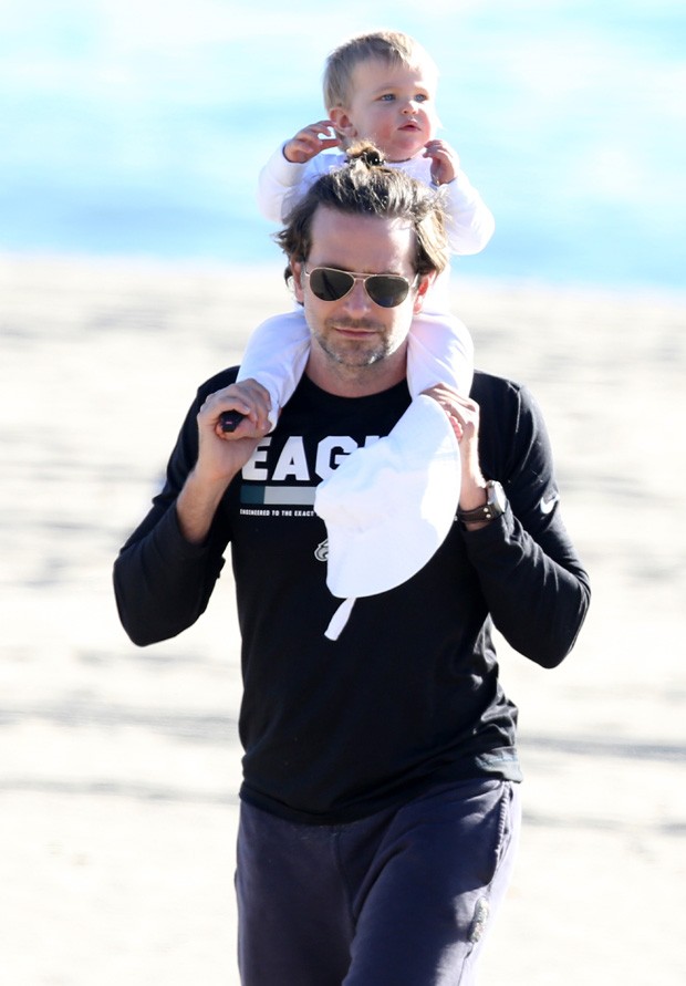 Bradley Cooper com a filha, Lea (Foto: Grosby Group)