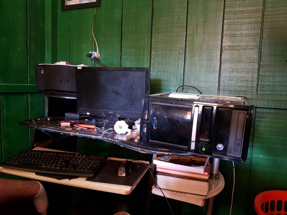 Foram apreendidos computadores na casados suspeitos (Foto: Divulgação/Polícia Federal)