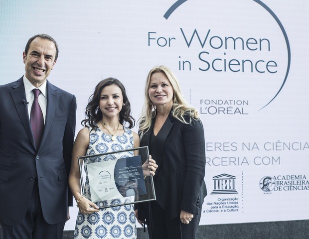 Marilia recebendo o Prêmio "Para Mulheres na Ciência", da L'Oreal (Foto: Divulgação)