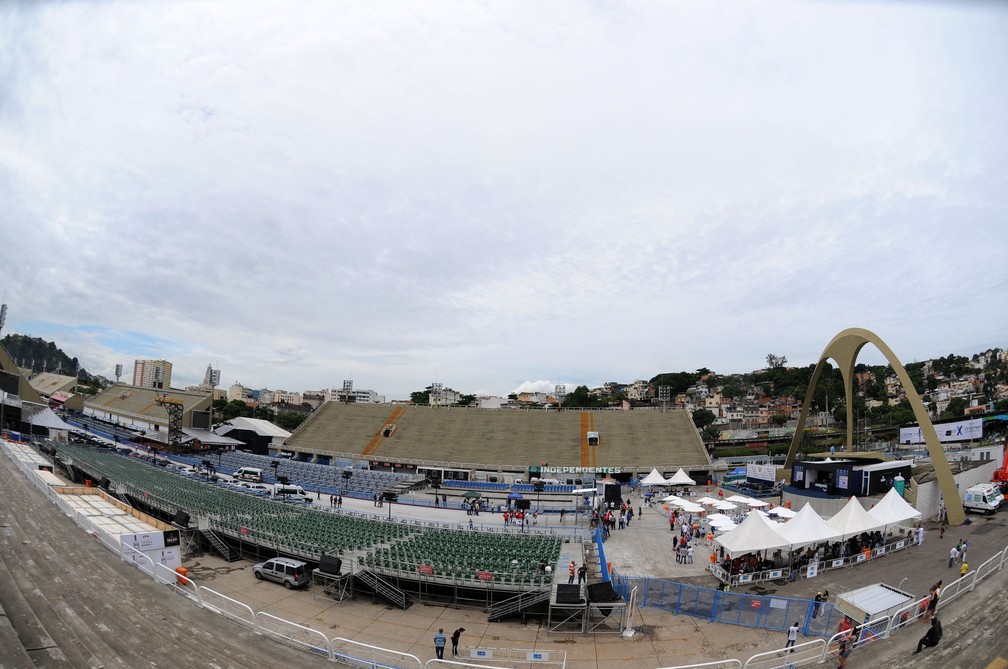 Sambódromo da Marquês de Sapucaí já estava pronto para a apuração antes das 15h desta quarta-feira (14) (Foto: Alexandre Durão/G1)