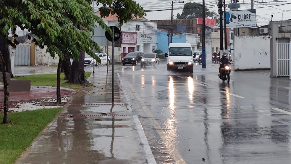 Ponto de retenção de água na Praça Sergipe, em Maceió, chuva — Foto: Erik Maia/TV Gazeta