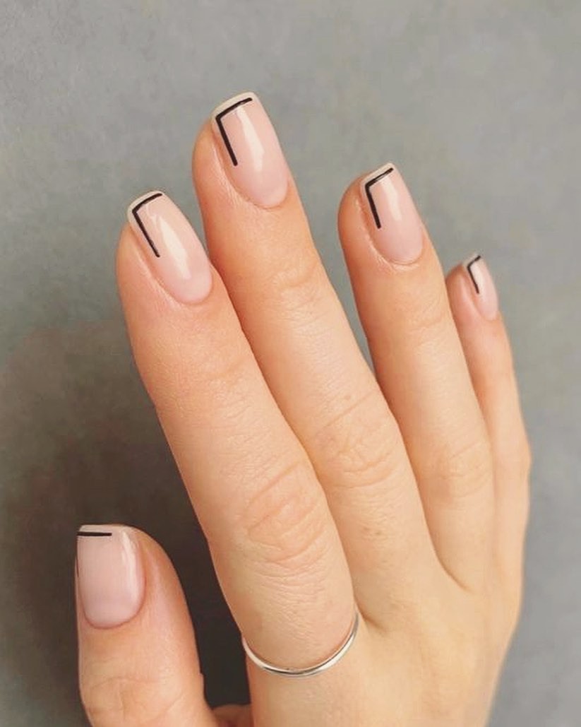Francesinha minimalista é tendência de nail art  (Foto: Reprodução/Instagram @uala_gr)