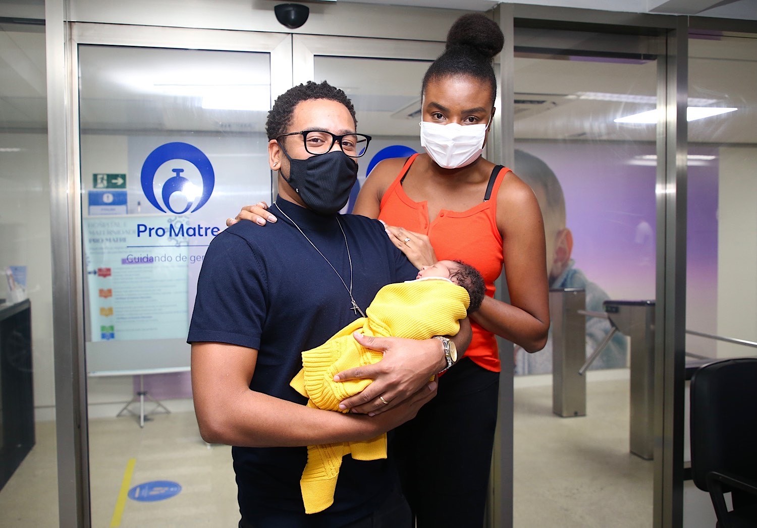 Fabi Claudino e Vini Gram deixam maternidade com filho  (Foto: Brazil News)