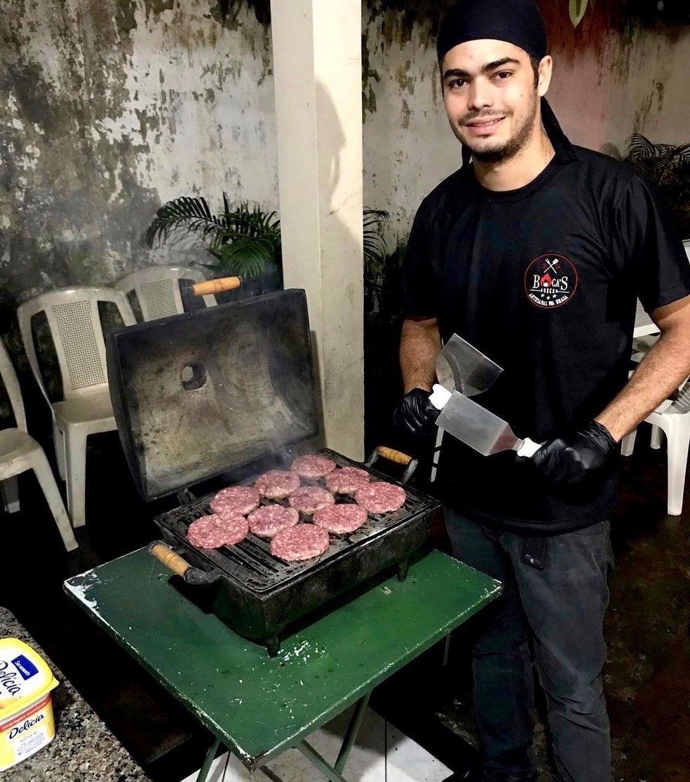 Rafael Lima da Silva, no início, com seus hambúrgueres. — Foto: Foto: arquivo pessoal