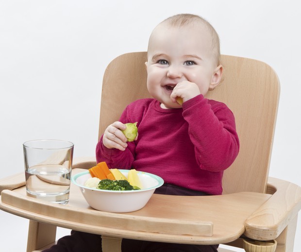 Criança comendo no cadeirão (Foto: Thinkstock)