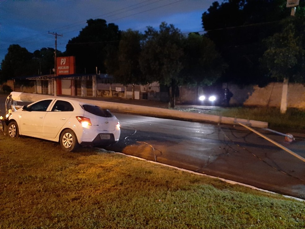 Motorista dormiu ao volante e acabou batendo o carro contra um poste na Avenida 31 de Março, em Várzea Grande — Foto: Guarda Municipal de Várzea Grande