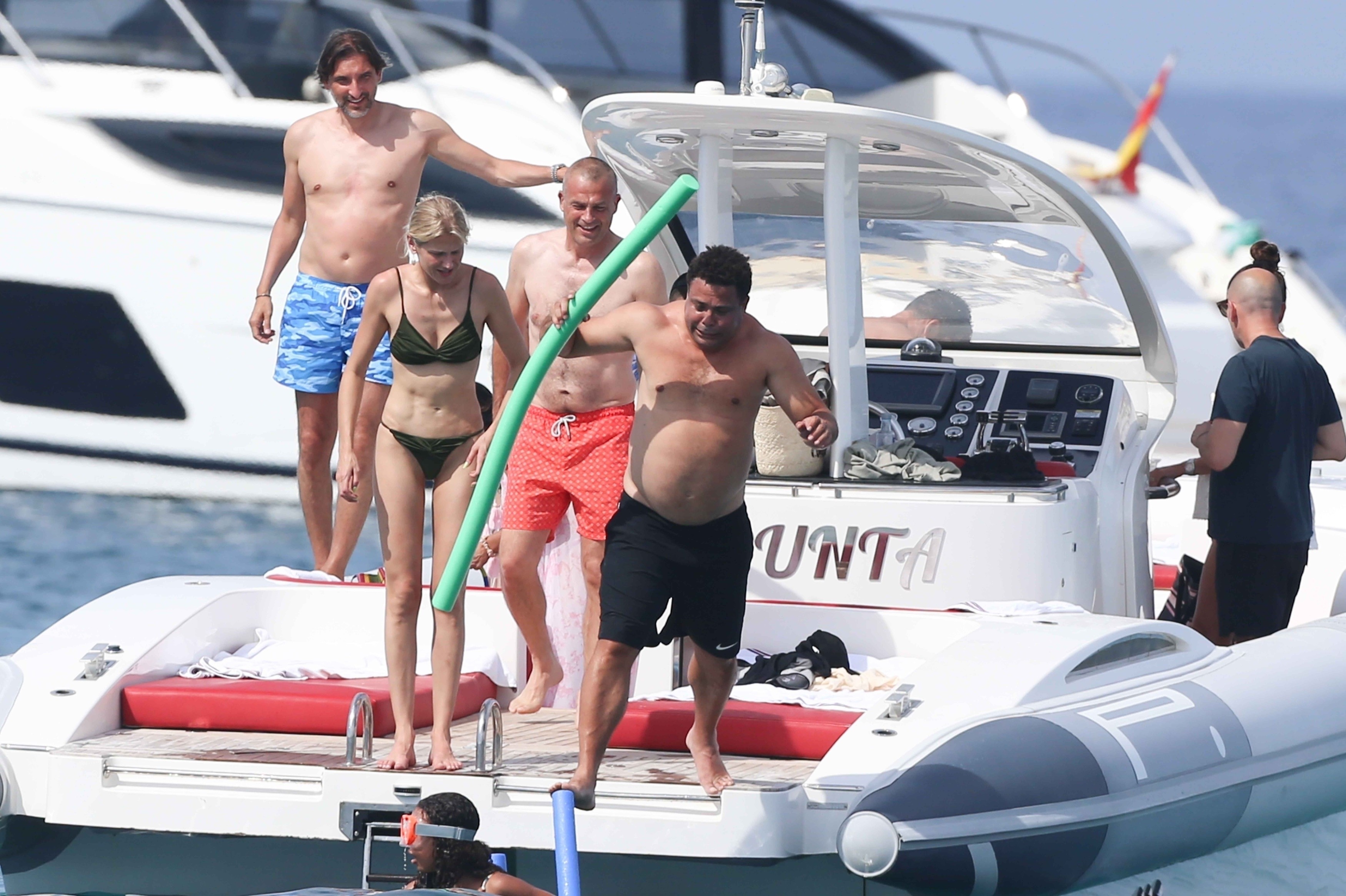 Ronaldo Nazário curte férias na Ilha Formentera, na Espanha, com Celina Locks, as filhas e amigos (Foto: The Grosby Group)