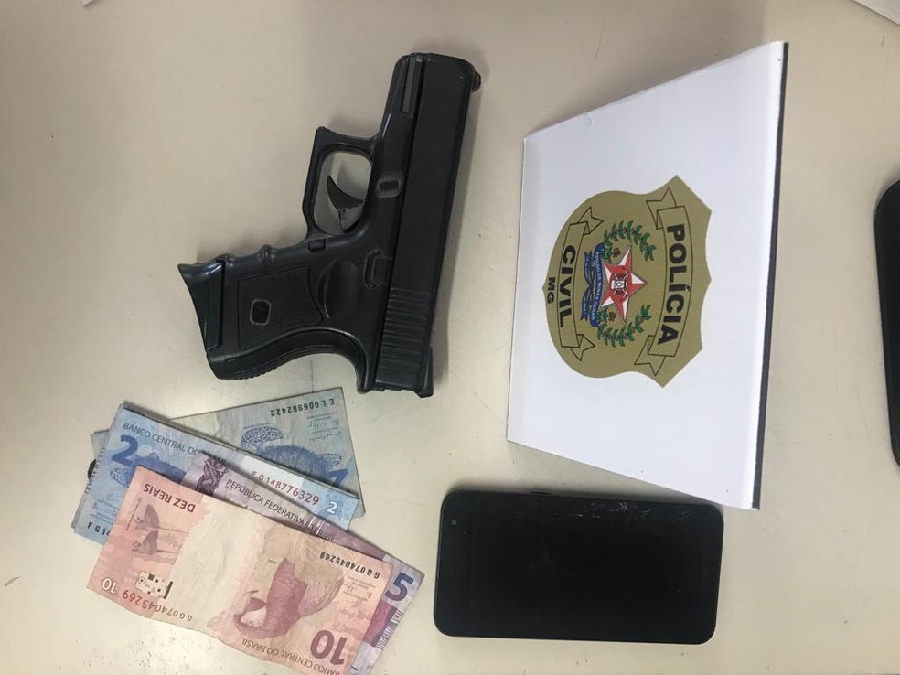 Um simulacro de arma foi apreendido durante o cumprimento dos mandados — Foto: Polícia Civil/ Divulgação