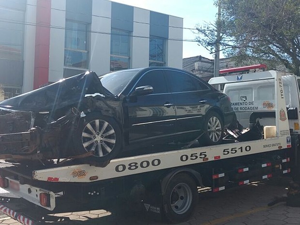 Motorista bateu carro ao tentar fugir em perseguição (Foto: João Venâncio/TV TEM)