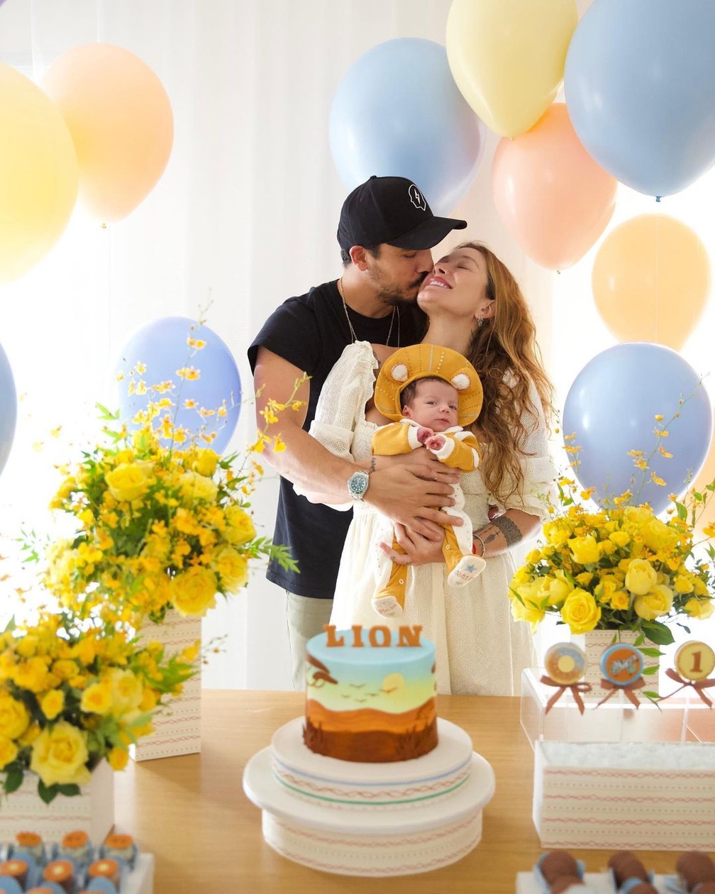 Gabriela Pugliesi e Tulio Dek com o filho, Lion  Foto: Reproduo/Instagram