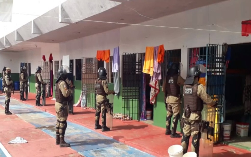 Policiais encontraram material durante revista no Conjunto Penal de Jequié — Foto: Reprodução/TV Bahia
