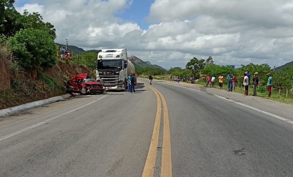 Motorista e passageiro de carro morrem após colisão com carreta na BR-221, em Itapajé, no interior do Ceará. — Foto: PRF/ Divulgação