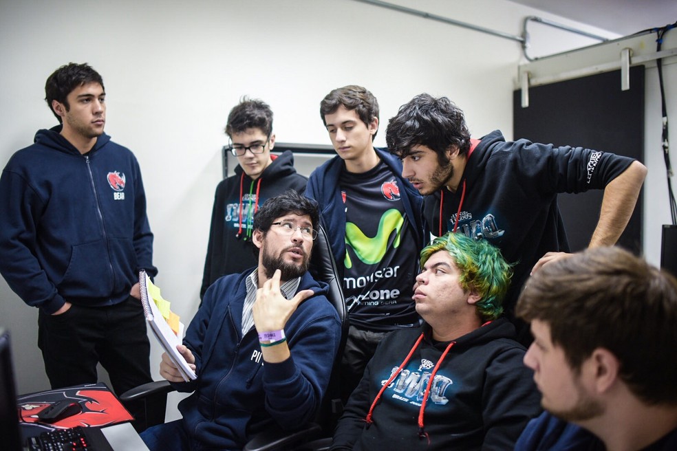 Piroxz dando instruções aos jogadores da Kaos Latin Gamers — Foto: Divulgação/Riot Games