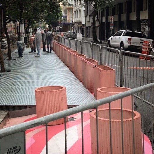 Projeto que ocupa ruas do Centro com restaurantes tem início em SP (Foto: Reprodução/Instagram)