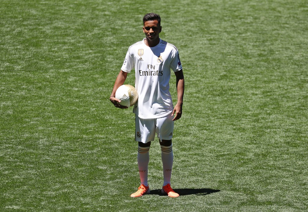 Rodrygo uniformizado durante a apresentação oficial ao Real Madrid no gramado do estádio Santiago Bernabéu — Foto: REUTERS/Sergio Perez