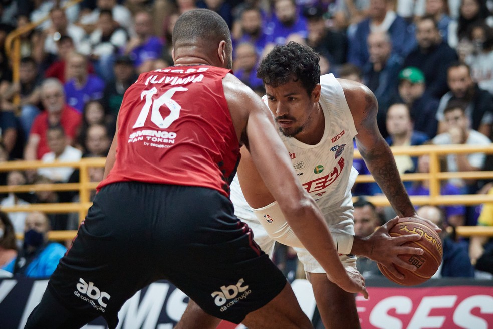 Lucas Dias, ala-piv&ocirc; do Franca, e Olivinha, do Flamengo: duelo na final do NBB &mdash; Foto: Marcos Limonti/Sesi Franca