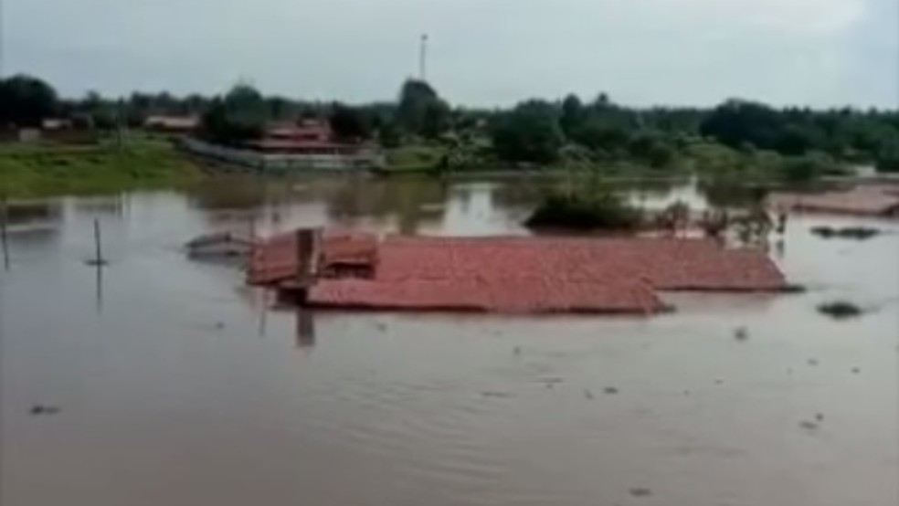 Em Russas, no Ceará, nível da água de rio chegou à altura do telhado de residências e comércios após fortes chuvas — Foto: Reprodução