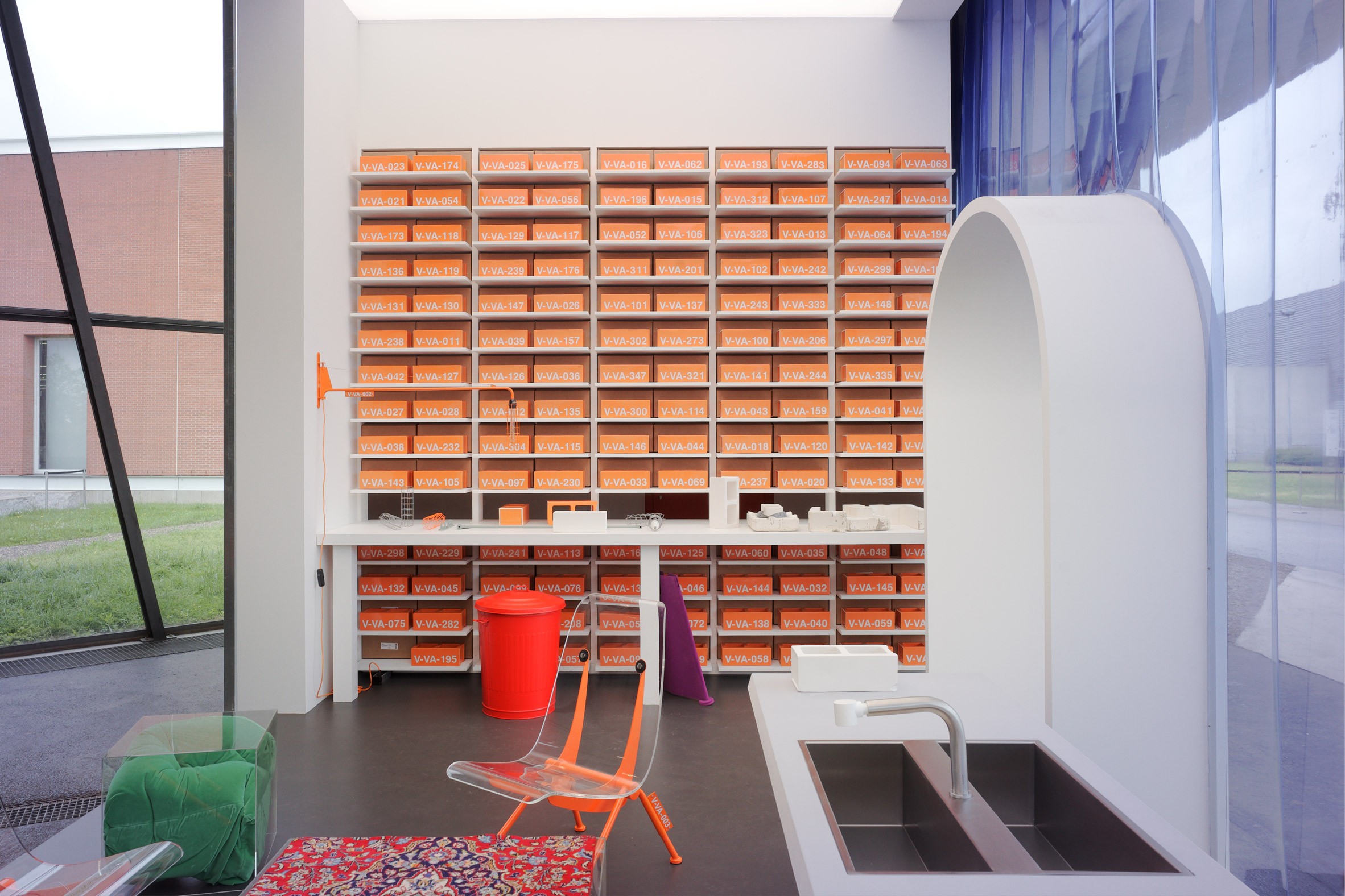 Virgil Abloh cria casa do futuro em instalação que reinventa clássicos do design (Foto: Reprodução)