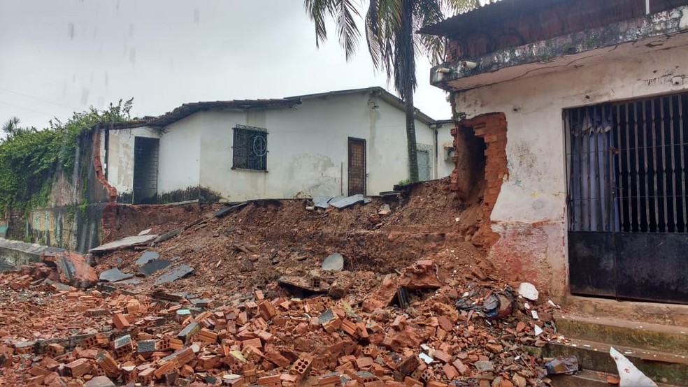 Muro de residência desmorona após forte chuva.  — Foto: Divulgação/ Nelson Melo 