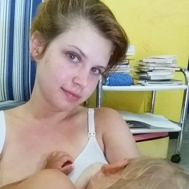 A atriz Carolinie Figueiredo amamenta o filho Théo (Foto: Reprodução - Instagram)