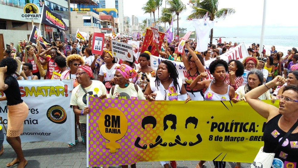 Grupo se reuniu em caminhada na Barra, no Dia Internacional da Mulher — Foto: Jefté Rodrigues/TV Bahia