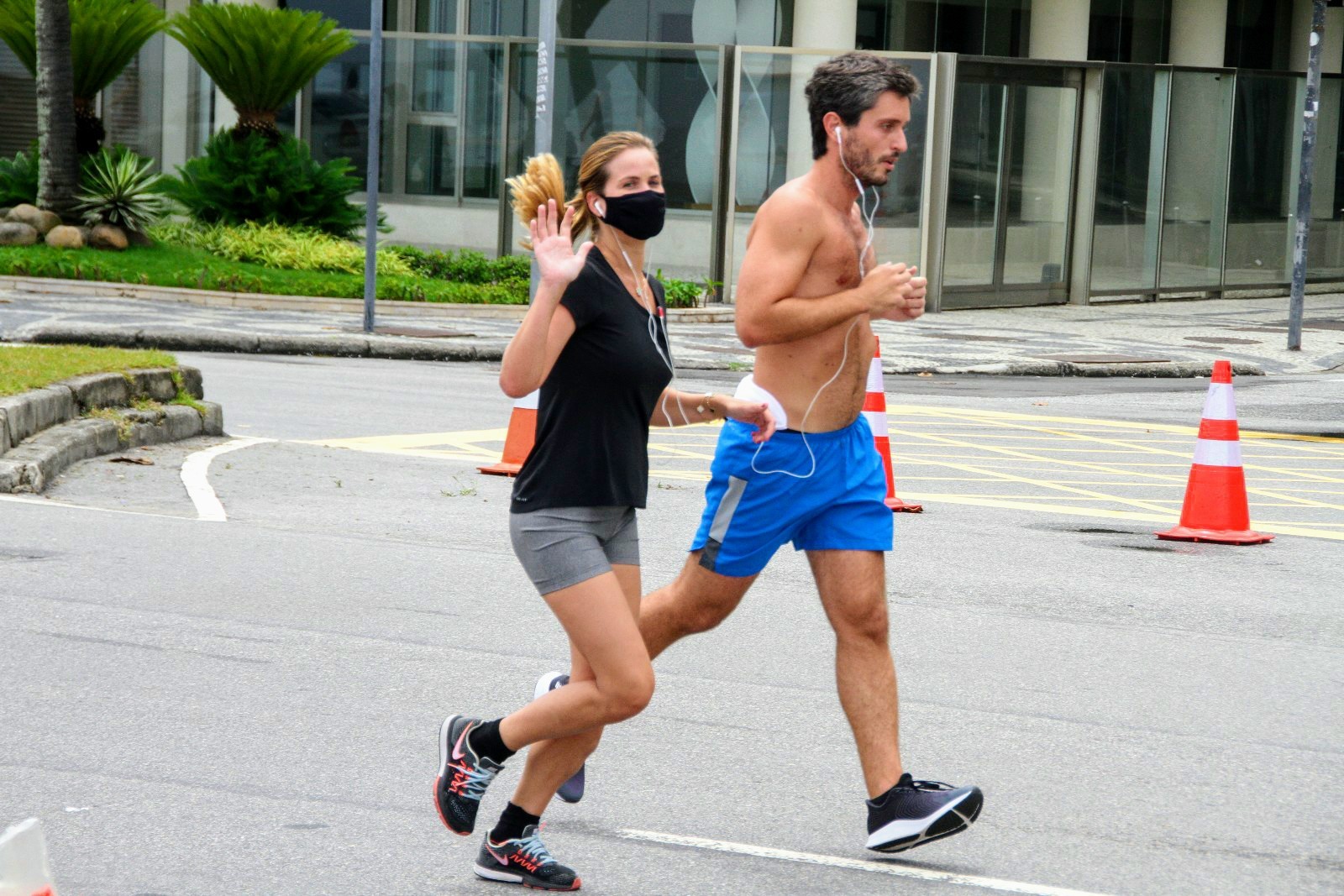 Luiza Valdetaro e o namorado, Felipe Abad (Foto: Daniel Delmiro/AgNews)