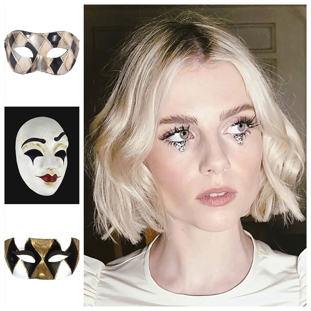Lucy Boynton com maquiagem inspirada em máscaras de teatro. Glitter embaixo dos olhos para simbolizar o desenho tradicional desse artefato com cílios postiços (Foto: reprodução Instagram )