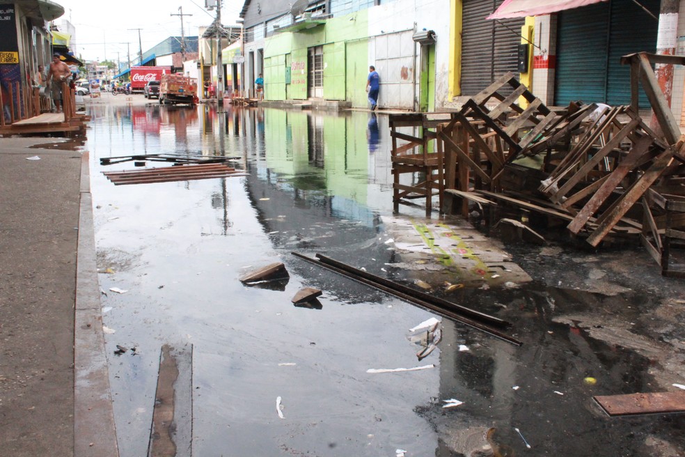Rua dos Barés foi interditada por conta da enchente e movimento de clientes é fraco no local — Foto: Eliana Nascimento/G1 AM 