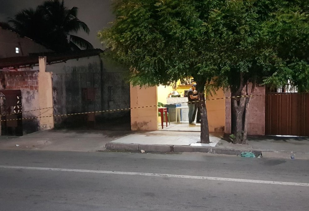 Cliente de bar Ã© morto a tiros por grupo na avenida Bernardo Manuel, em Fortaleza. â€” Foto: Rafaela Duarte/ Sistema Verdes Mares