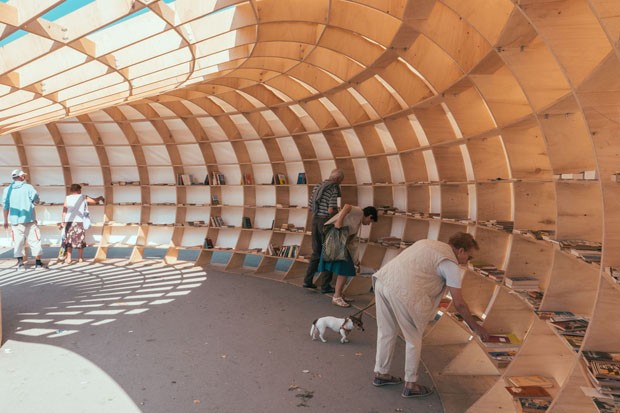 Designer criam “biblioteca de rua” com 240 pedaços de madeira (Foto: Divulgação)