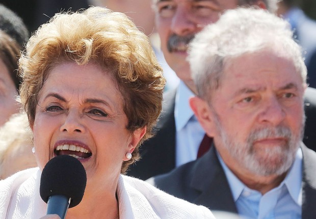 A ex-presidente Dilma Rousseff faz discurso de despedida no Planalto, após impeachment, tendo ao fundo o ex-presidente Luiz Inácio Lula da Silva (Foto: Mario Tama/Getty Images)