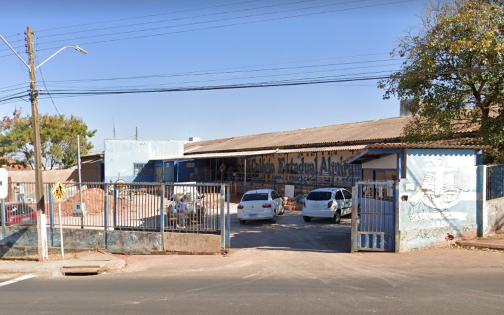 Fachada da Escola Estadual Almirante Tamandaré, em Valparaíso de Goiás — Foto: Google/Street View