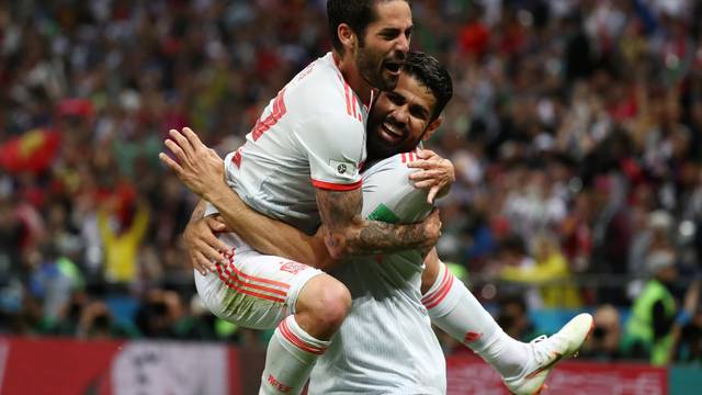 Isco abraça Diego Costa depois do gol do atacante