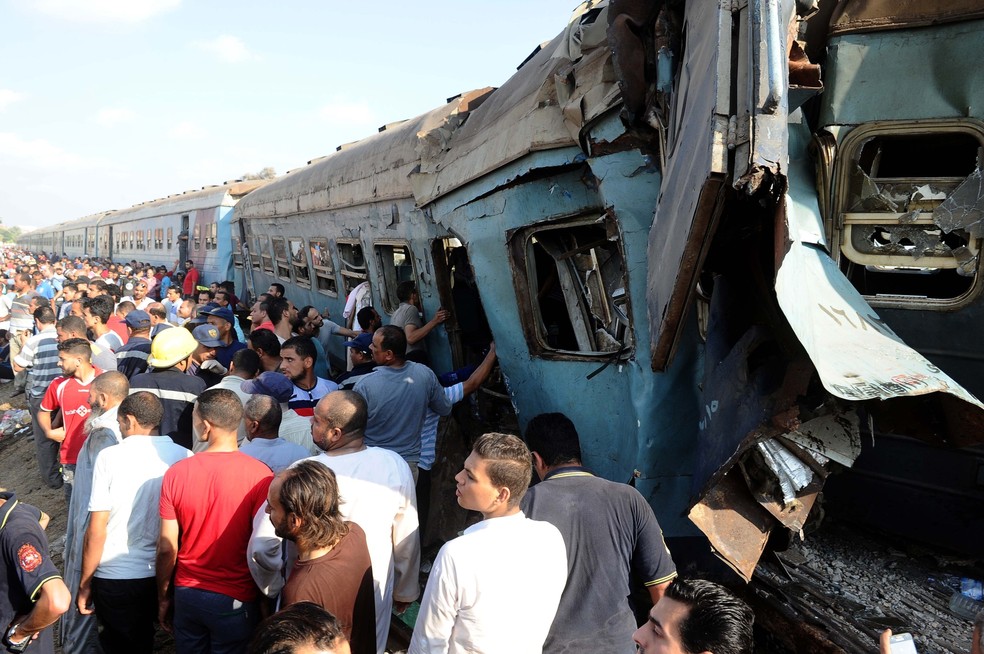 Colisão entre trens no Egito deixa mortos — Foto: AFP