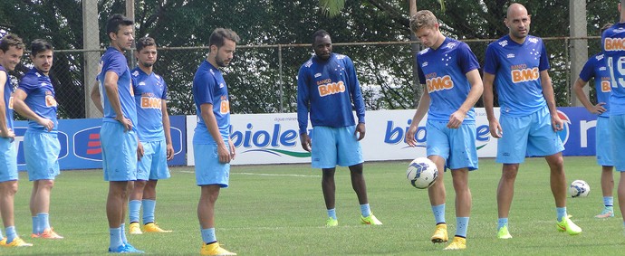 Com três titulares poupados, Cruzeiro faz rachão antes da decisão com rival