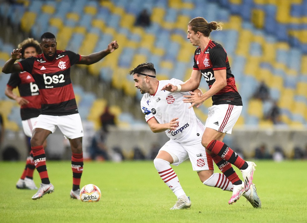Jogadores disputam a bola na partida entre Bangu e Flamengo — Foto: André Durão