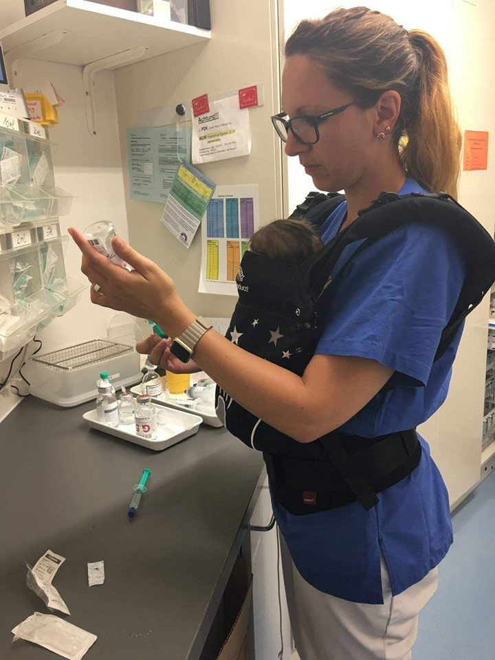 Enfermeira carregando bebê em UTI Neonatal na Alemanha (Foto: Reprodução Facebook)