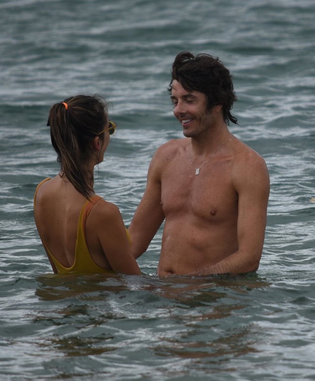 Alessandra Ambrosio e namorado (Foto: AgNews)