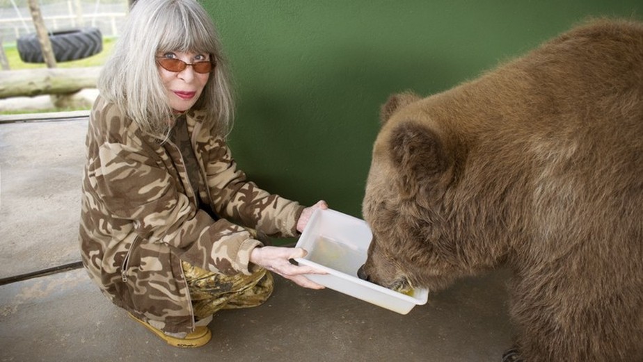 Rita Lee com a ursa Rowena, que a inspirou a escrever um livro infantil