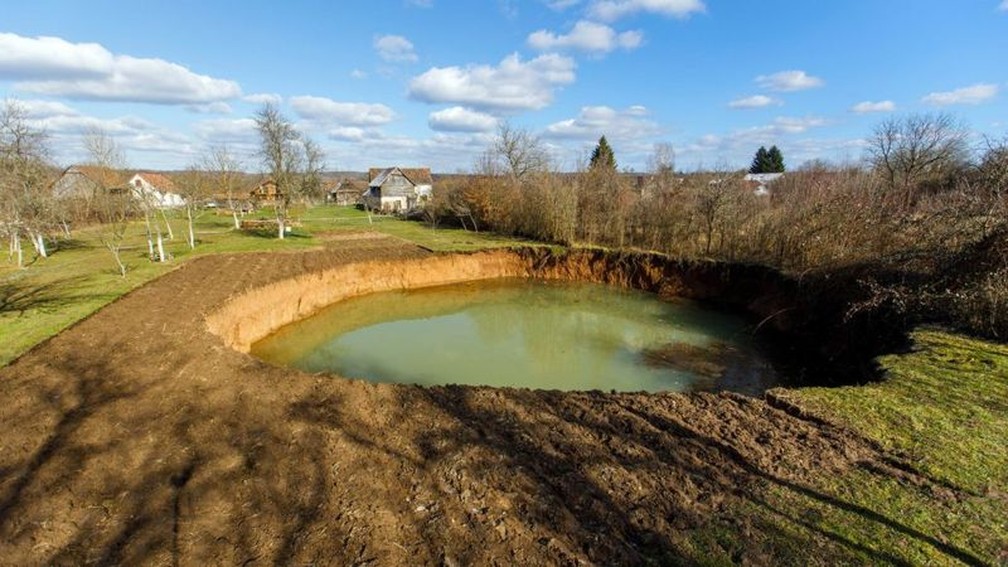 O buraco que se abriu no jardim de Nikola Borojević tinha mais de 30 m de largura e 15 m de profundidade — Foto: ALAMY via BBC
