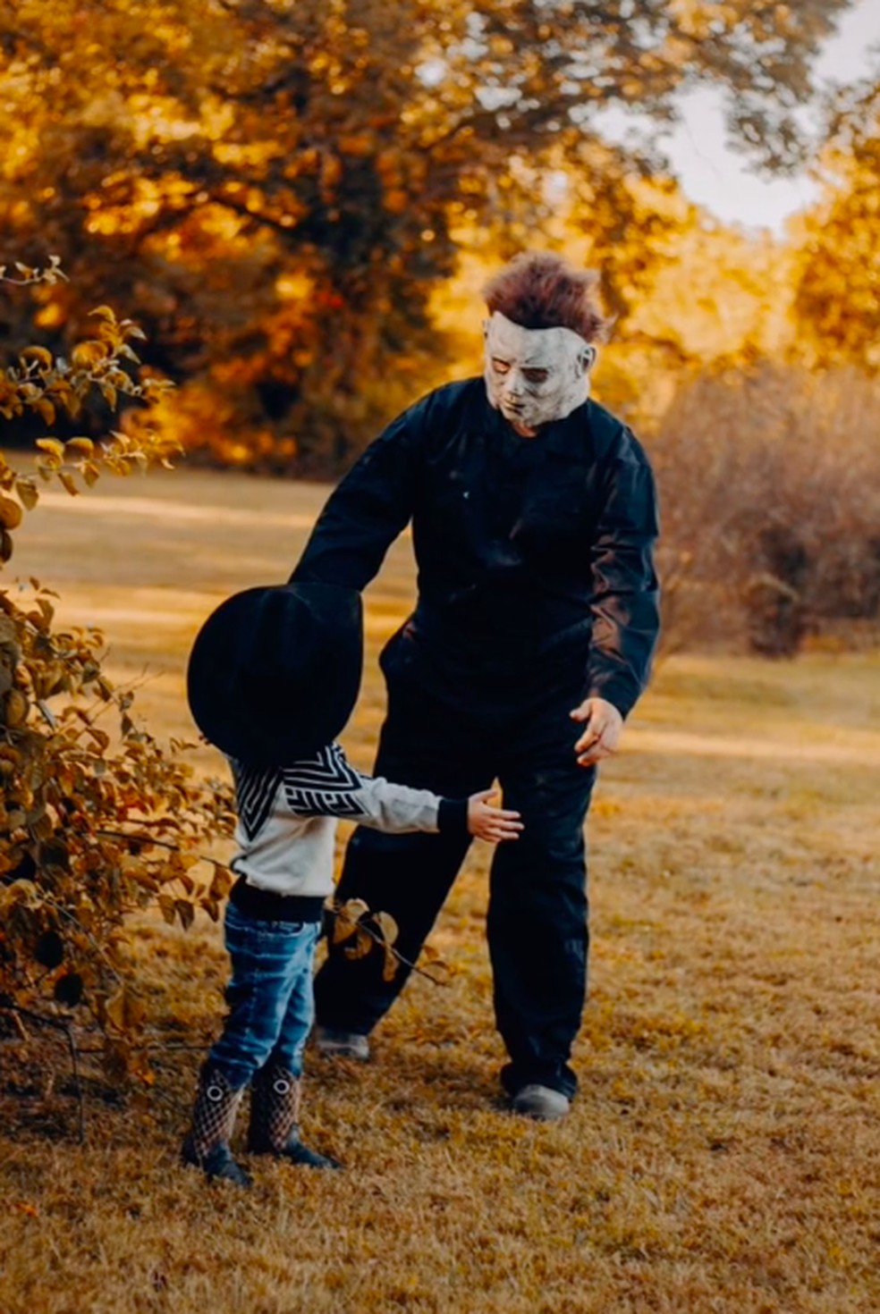 Criança não se assusta com o pai fantasiado de monstro no Halloween dos EUA — Foto: Reprodução/TikTok