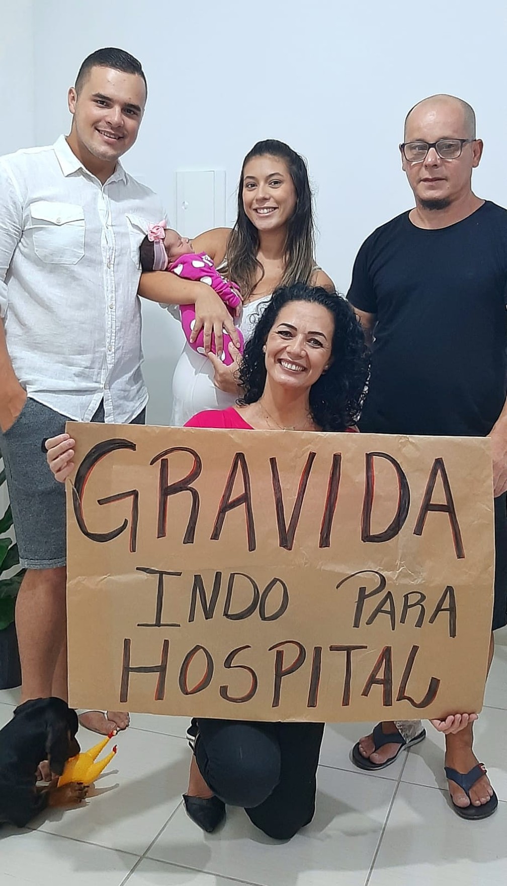 Avó segura o cartaz que fez para colocar no carro durante transporte da filha — Foto: Viviane Rodrigues Áustria/ Arquivo pessoal